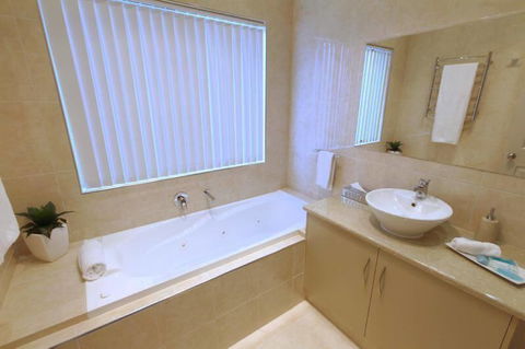 Casavino Luxury Villa - Northern Rivers Accommodation 26