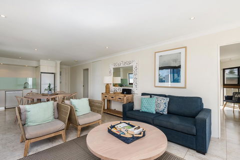 Bayview Beachfront Apartments, In Town Right On The Beach - Northern Rivers Accommodation 32