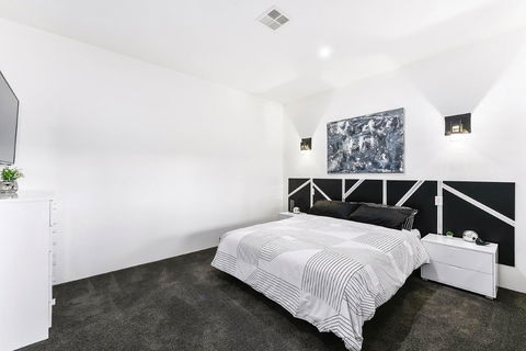 KENNEDY EXECUTIVE TOWNHOUSE - Northern Rivers Accommodation 2