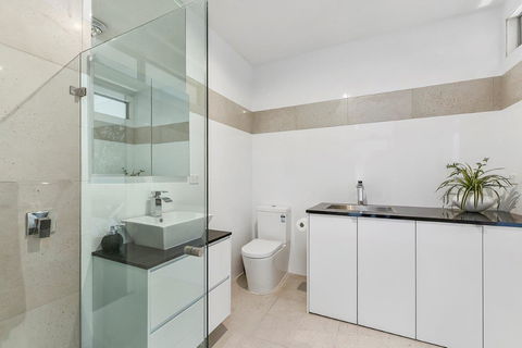 KENNEDY EXECUTIVE TOWNHOUSE - Northern Rivers Accommodation 5