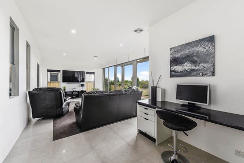KENNEDY EXECUTIVE TOWNHOUSE - Northern Rivers Accommodation 16