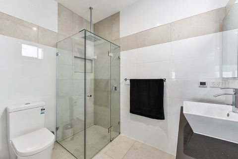 KENNEDY EXECUTIVE TOWNHOUSE - Northern Rivers Accommodation 7