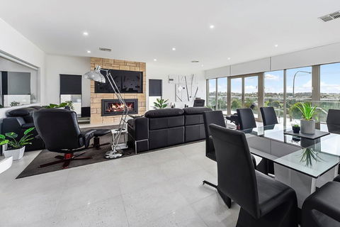 KENNEDY EXECUTIVE TOWNHOUSE - Northern Rivers Accommodation 19