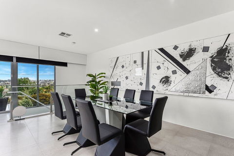KENNEDY EXECUTIVE TOWNHOUSE - Northern Rivers Accommodation 10