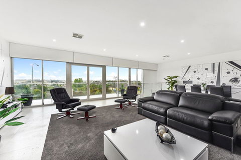 KENNEDY EXECUTIVE TOWNHOUSE - Northern Rivers Accommodation 13