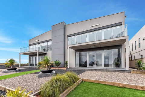 KENNEDY EXECUTIVE TOWNHOUSE - Northern Rivers Accommodation 15