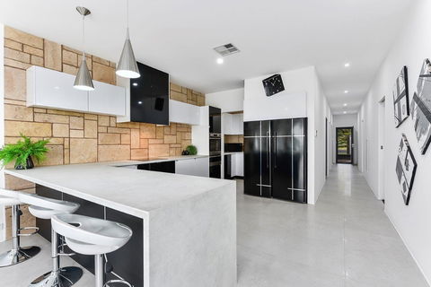 KENNEDY EXECUTIVE TOWNHOUSE - Northern Rivers Accommodation 6