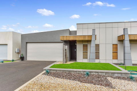 KENNEDY EXECUTIVE TOWNHOUSE - Northern Rivers Accommodation 9