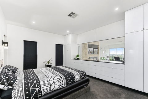 KENNEDY EXECUTIVE TOWNHOUSE - Northern Rivers Accommodation 11
