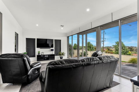KENNEDY EXECUTIVE TOWNHOUSE - Northern Rivers Accommodation 14