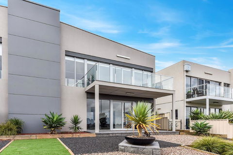 KENNEDY EXECUTIVE TOWNHOUSE - Northern Rivers Accommodation 17