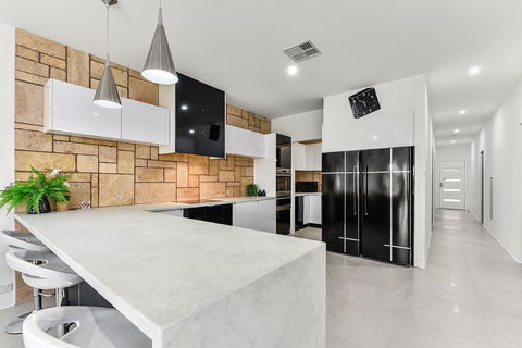 KENNEDY EXECUTIVE TOWNHOUSE - Northern Rivers Accommodation 12