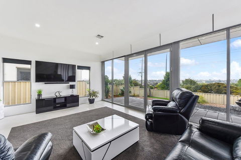 KENNEDY EXECUTIVE TOWNHOUSE - Northern Rivers Accommodation 18