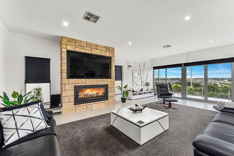KENNEDY EXECUTIVE TOWNHOUSE - Northern Rivers Accommodation 0