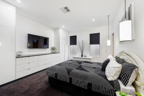 BENGALEE EXECUTIVE TOWNHOUSE- MODERN & STYLISH - Northern Rivers Accommodation 11