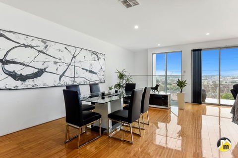 BENGALEE EXECUTIVE TOWNHOUSE- MODERN & STYLISH - Northern Rivers Accommodation 13