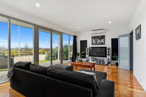 BENGALEE EXECUTIVE TOWNHOUSE- MODERN & STYLISH - Northern Rivers Accommodation 6