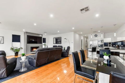 BENGALEE EXECUTIVE TOWNHOUSE- MODERN & STYLISH - Northern Rivers Accommodation 3