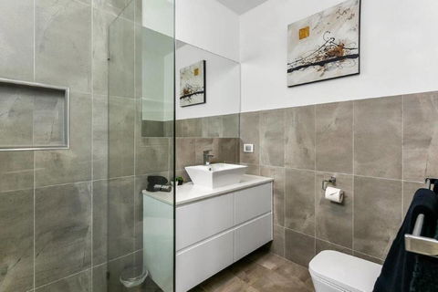 BENGALEE EXECUTIVE TOWNHOUSE- MODERN & STYLISH - Northern Rivers Accommodation 14