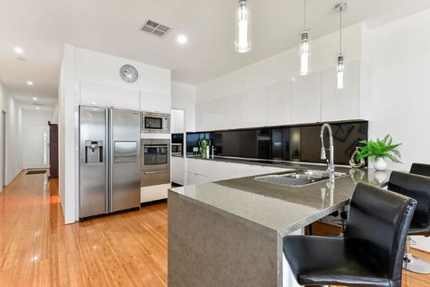 BENGALEE EXECUTIVE TOWNHOUSE- MODERN & STYLISH - Northern Rivers Accommodation 4