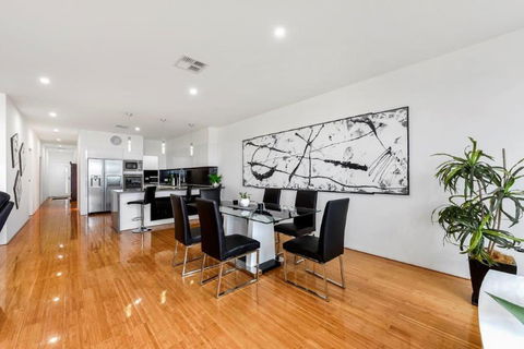 BENGALEE EXECUTIVE TOWNHOUSE- MODERN & STYLISH - Northern Rivers Accommodation 12