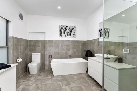 BENGALEE EXECUTIVE TOWNHOUSE- MODERN & STYLISH - Northern Rivers Accommodation 8