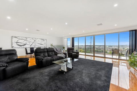 BENGALEE EXECUTIVE TOWNHOUSE- MODERN & STYLISH - Northern Rivers Accommodation 0