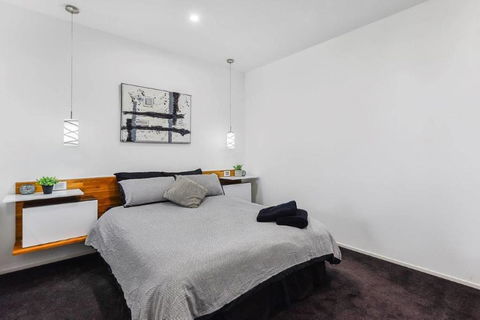 BENGALEE EXECUTIVE TOWNHOUSE- MODERN & STYLISH - Northern Rivers Accommodation 9
