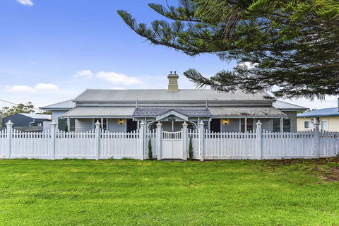 Railway Cottage In Beachport - Northern Rivers Accommodation 4