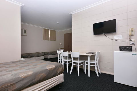 Motel Poinsettia - Northern Rivers Accommodation 24