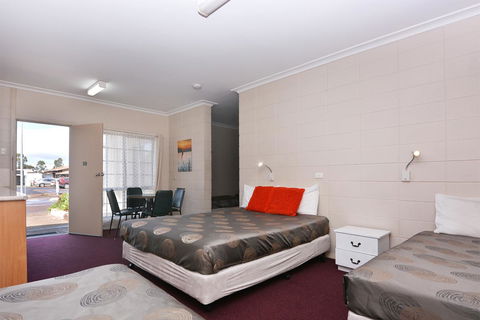 Motel Poinsettia - Northern Rivers Accommodation 21