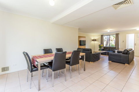 Country Comfort Perth - Northern Rivers Accommodation 8