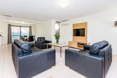 Country Comfort Perth - Northern Rivers Accommodation 24