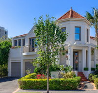 Kensington Self-Contained Modern House 89BROM - Northern Rivers Accommodation