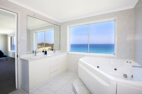 Neptune I Absolute Beachfront I Stunning Views - Northern Rivers Accommodation 18