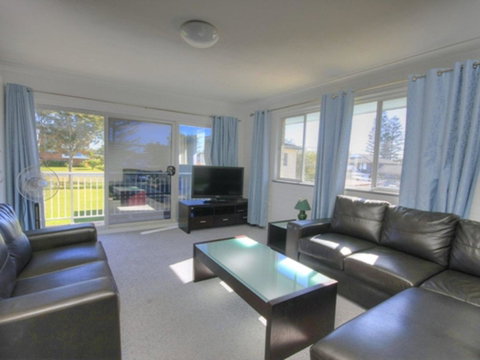 45 Wharf Street - Whole House - Northern Rivers Accommodation 0