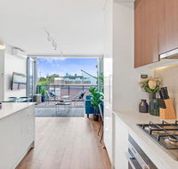 Large Light Luxe 3BDR 2BA Free Parking - walk to Sydney Uni and RPA - Northern Rivers Accommodation