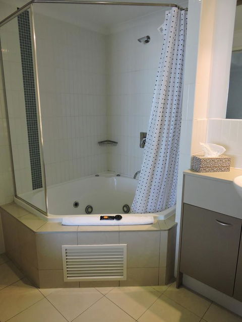 BASE Holidays - Ettalong Beach Premium Apartments - Northern Rivers Accommodation 16