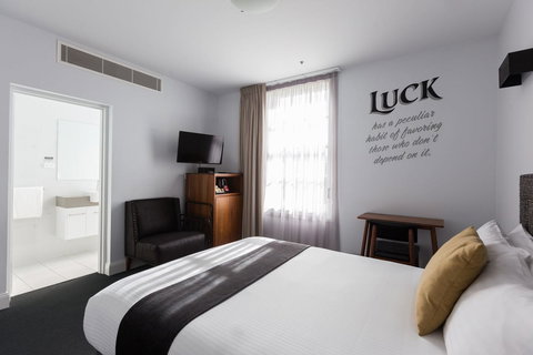 The Lucky Hotel - Northern Rivers Accommodation 24