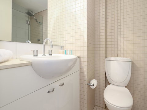 Lower Bridge And Sails - Executive 2BR Darlinghurst Apartment With Balcony And Rooftop Views - Northern Rivers Accommodation 10