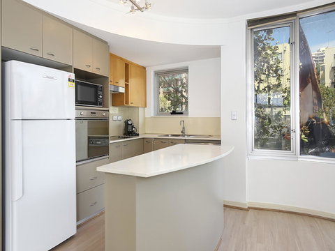 Lower Bridge And Sails - Executive 2BR Darlinghurst Apartment With Balcony And Rooftop Views - Northern Rivers Accommodation 3