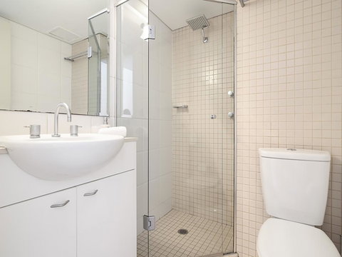 Lower Bridge And Sails - Executive 2BR Darlinghurst Apartment With Balcony And Rooftop Views - Northern Rivers Accommodation 9
