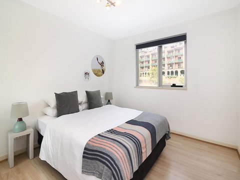 Lower Bridge And Sails - Executive 2BR Darlinghurst Apartment With Balcony And Rooftop Views - Northern Rivers Accommodation 7