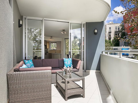 Lower Bridge And Sails - Executive 2BR Darlinghurst Apartment With Balcony And Rooftop Views - Northern Rivers Accommodation 5