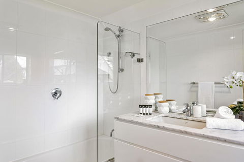 Summery, Spacious 4 Bed Home In Kurraba Point - Northern Rivers Accommodation 8