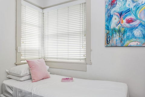 Summery, Spacious 4 Bed Home In Kurraba Point - Northern Rivers Accommodation 6