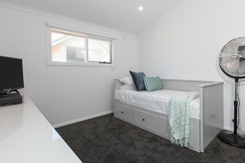 Elegant Family Home Close To Harbour And Views - Northern Rivers Accommodation 8