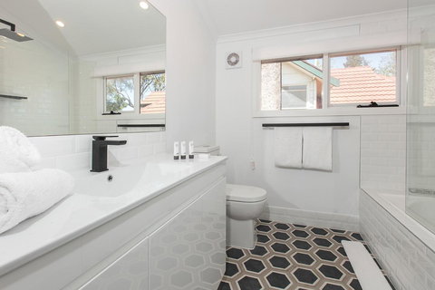 Elegant Family Home Close To Harbour And Views - Northern Rivers Accommodation 10