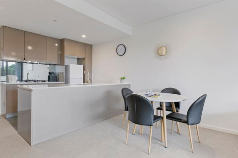 Stylish And Neat Two Bed Apartment In Wentworth Point - Northern Rivers Accommodation 3