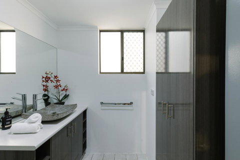 CitySide Apartment - 2 Bedroom With Private Courtyard - Northern Rivers Accommodation 21